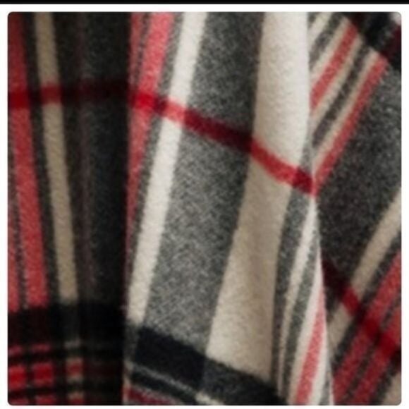 RUGGINE" CHIC SOFT PLAID RUANA -SOFT PLAID.  ONE SIZE-NEW - Picture 6 of 6